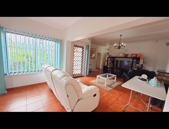 3 BEDROOM TOWNHOUSE FOR SALE IN HILLCREST CENTRAL
